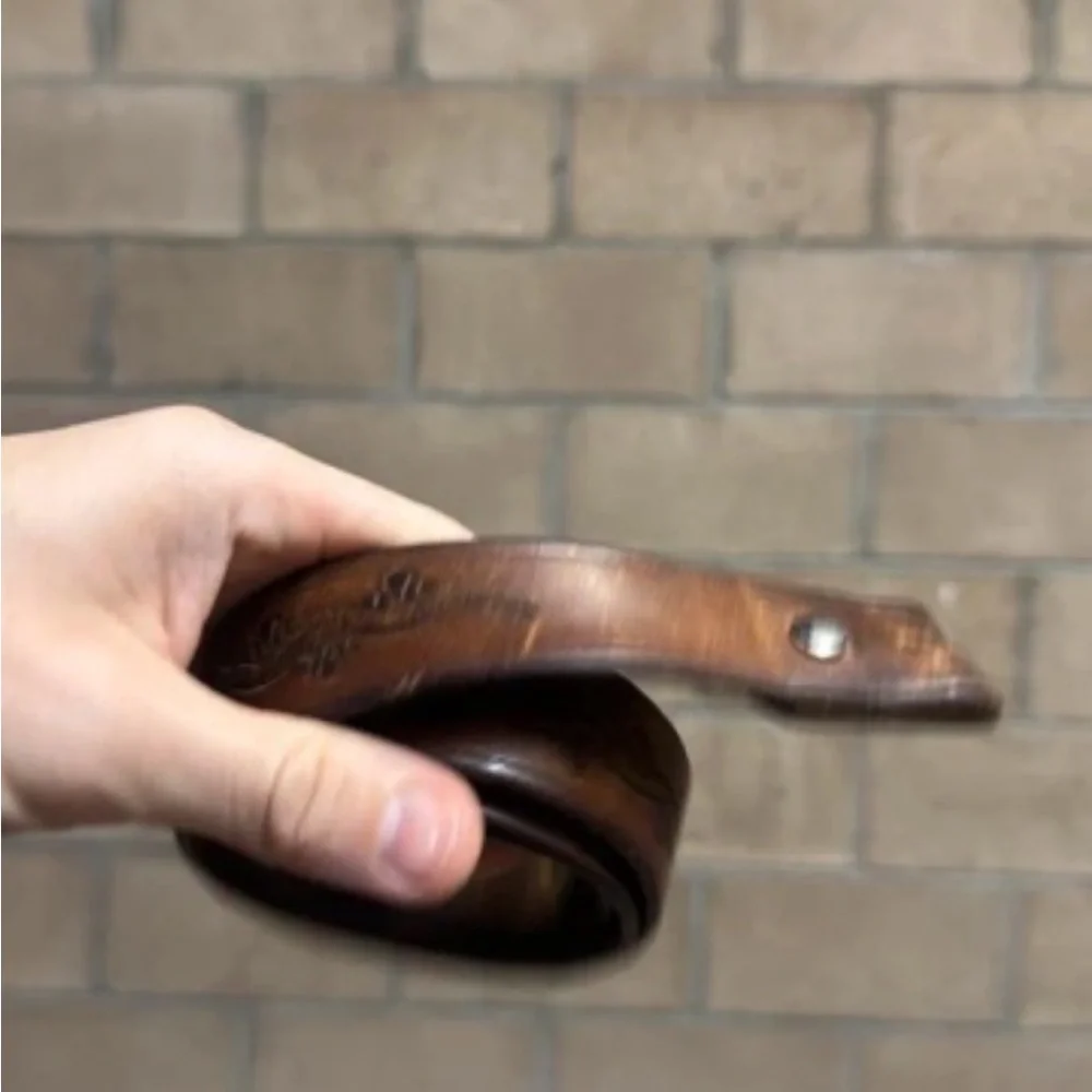 Men's Brown Embossed Leather Bracelet - Classic Casual Accessory